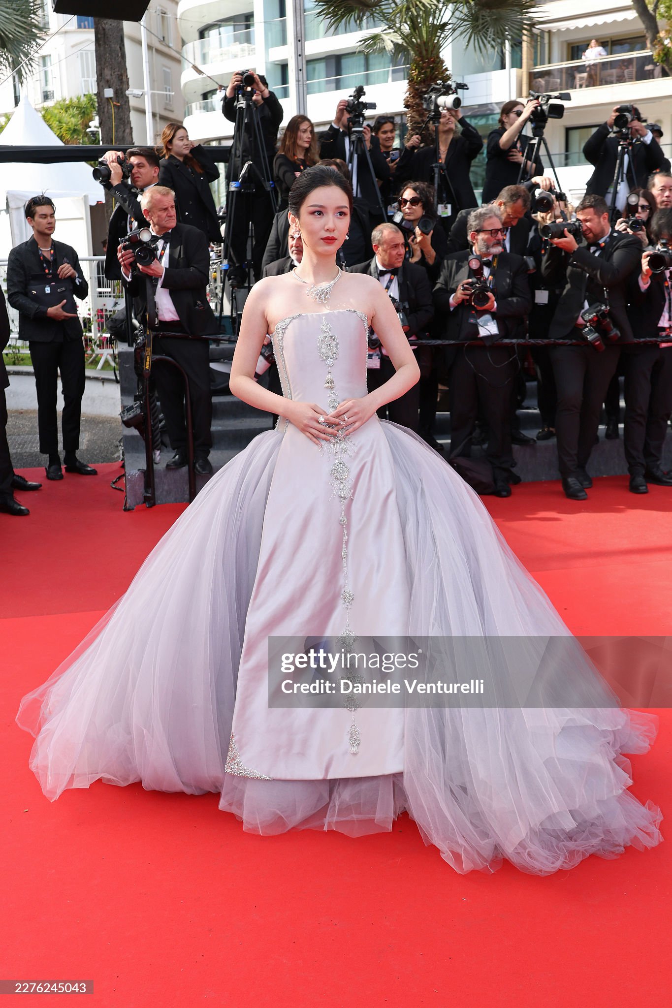 Thảm đỏ Cannes ng&agrave;y 3: Ch&acirc;u D&atilde; - Vi&ecirc;n San San đại chiến visual, Win Metawin điển trai ng&uacute;t ng&agrave;n- Ảnh 1.