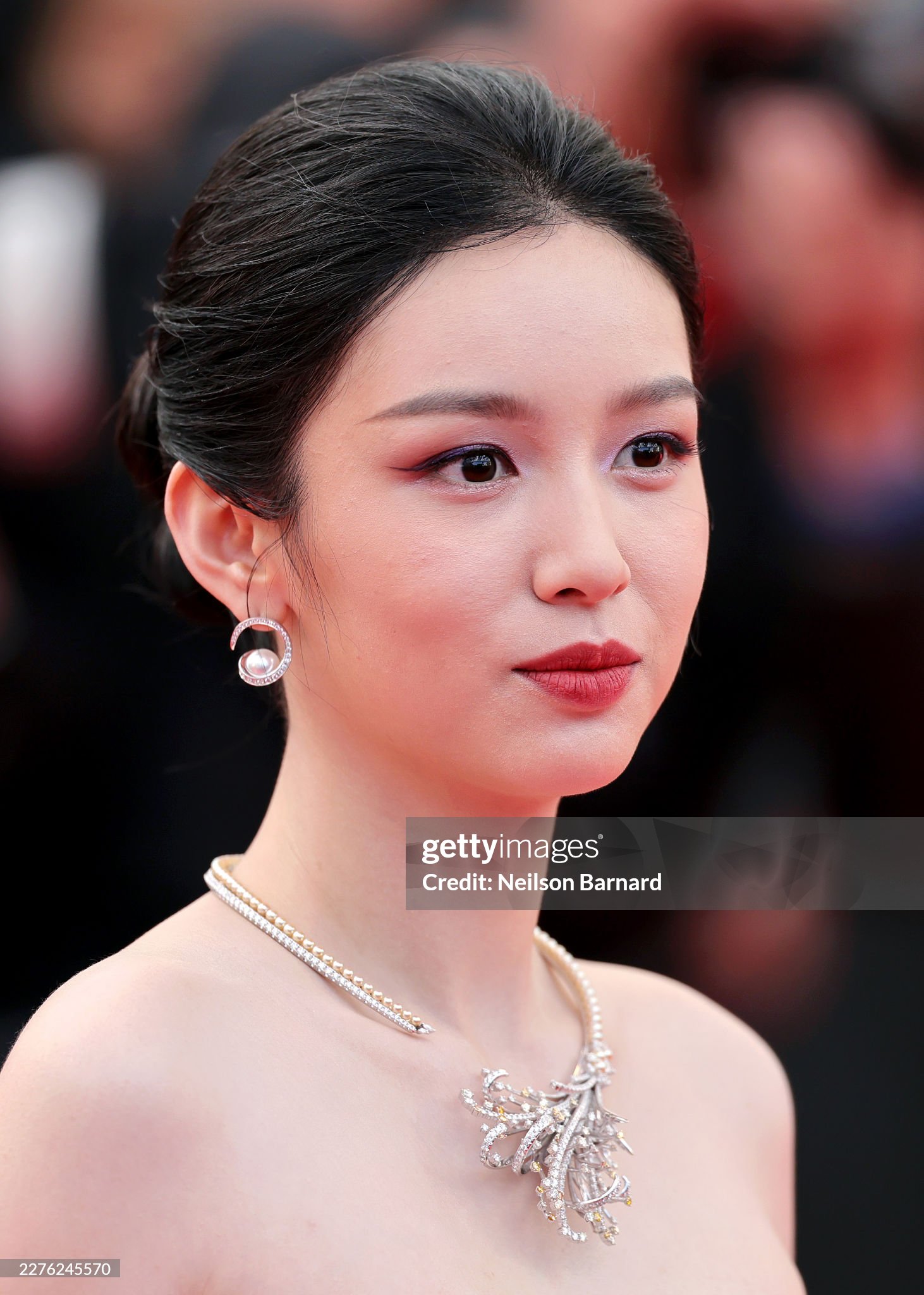 Thảm đỏ Cannes ng&agrave;y 3: Ch&acirc;u D&atilde; - Vi&ecirc;n San San đại chiến visual, Win Metawin điển trai ng&uacute;t ng&agrave;n- Ảnh 6.