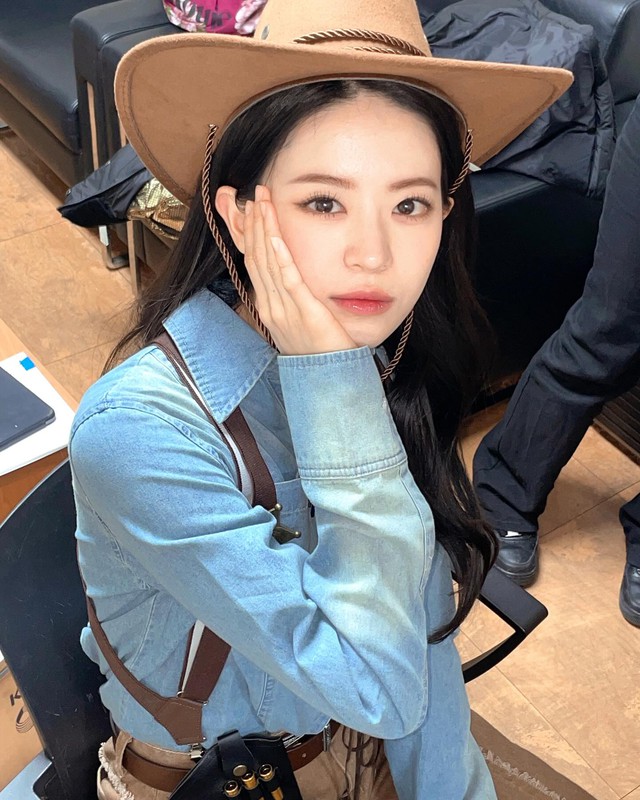 Cặp đ&ocirc;i phim giả t&igrave;nh thật ngầm c&ocirc;ng khai khiến ai cũng sốc: Nh&agrave; g&aacute;i đẹp như Song Hye Kyo đang viral khắp to&agrave;n cầu- Ảnh 6.