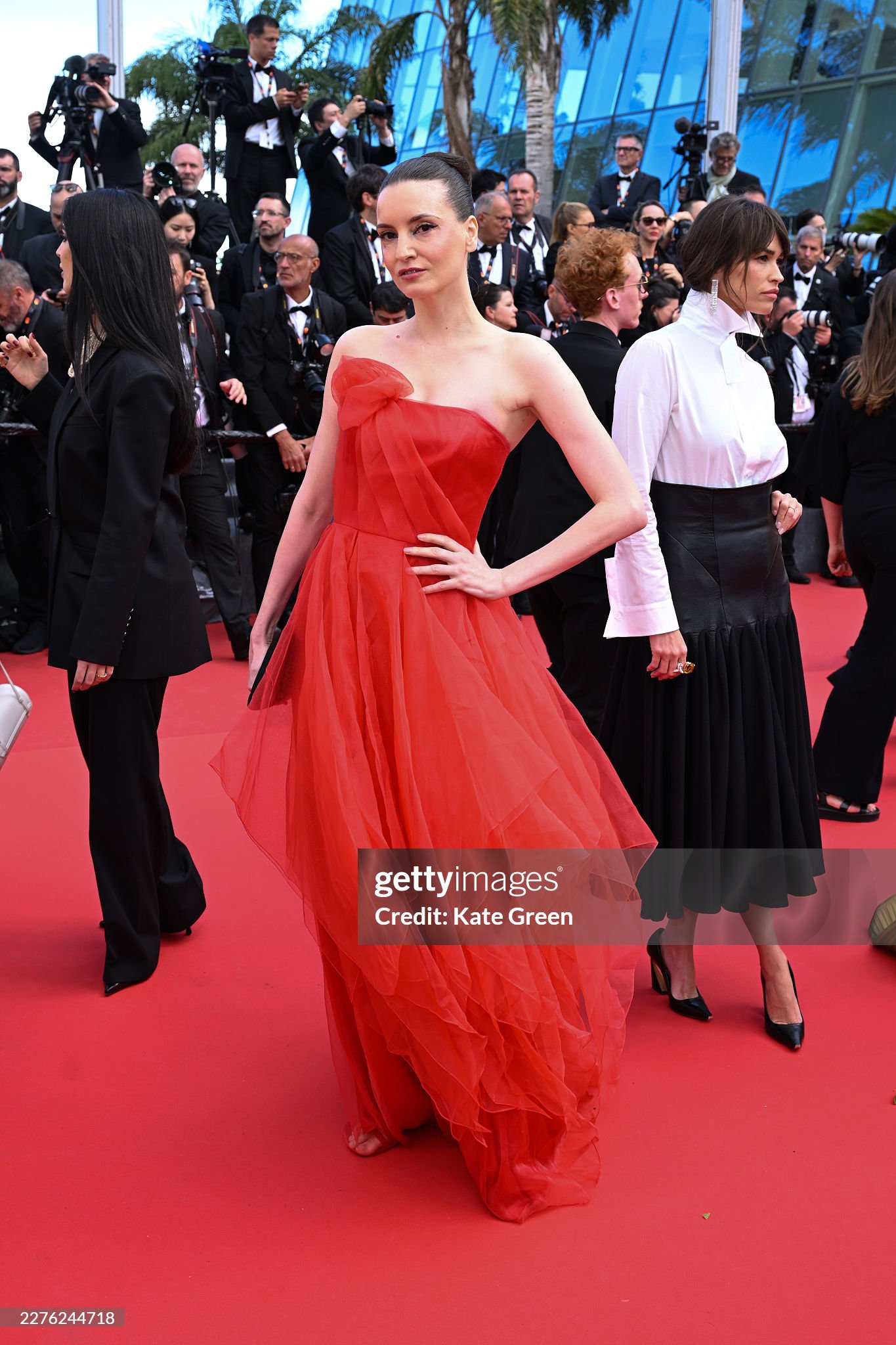 Thảm đỏ Cannes ng&agrave;y 3: Ch&acirc;u D&atilde; - Vi&ecirc;n San San đại chiến visual, Win Metawin điển trai ng&uacute;t ng&agrave;n- Ảnh 35.