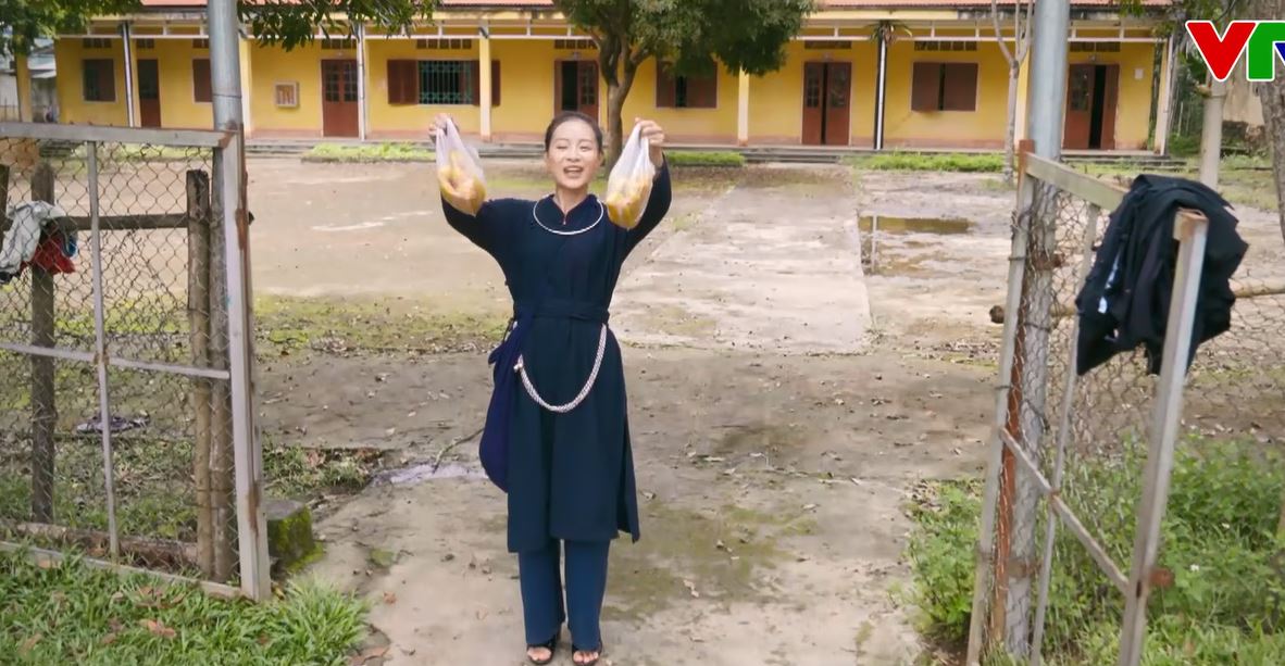 Hoa hậu Việt ph&aacute;t ng&ocirc;n g&acirc;y tranh c&atilde;i: "Phải b&ocirc;i kem chống nắng trước khi ăn"- Ảnh 4.