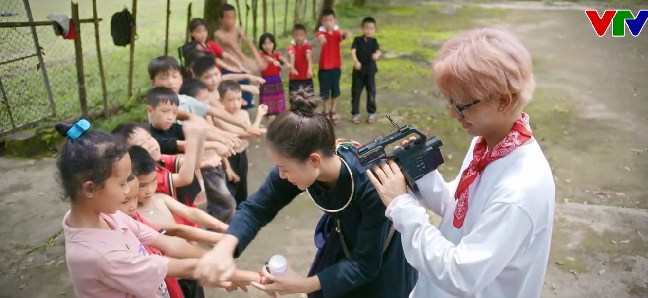 Hoa hậu Việt ph&aacute;t ng&ocirc;n g&acirc;y tranh c&atilde;i: "Phải b&ocirc;i kem chống nắng trước khi ăn"- Ảnh 5.