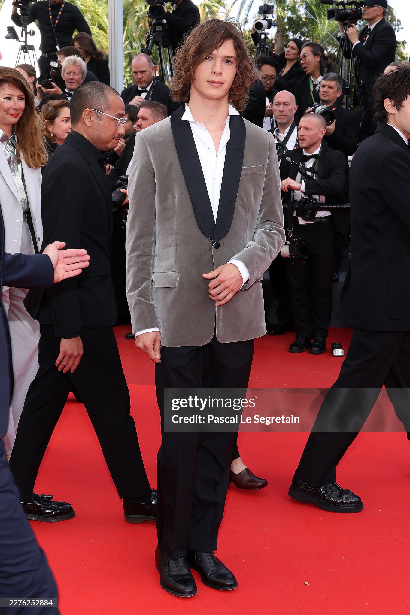 Thảm đỏ Cannes ng&agrave;y 3: Ch&acirc;u D&atilde; - Vi&ecirc;n San San đại chiến visual, Win Metawin điển trai ng&uacute;t ng&agrave;n- Ảnh 51.
