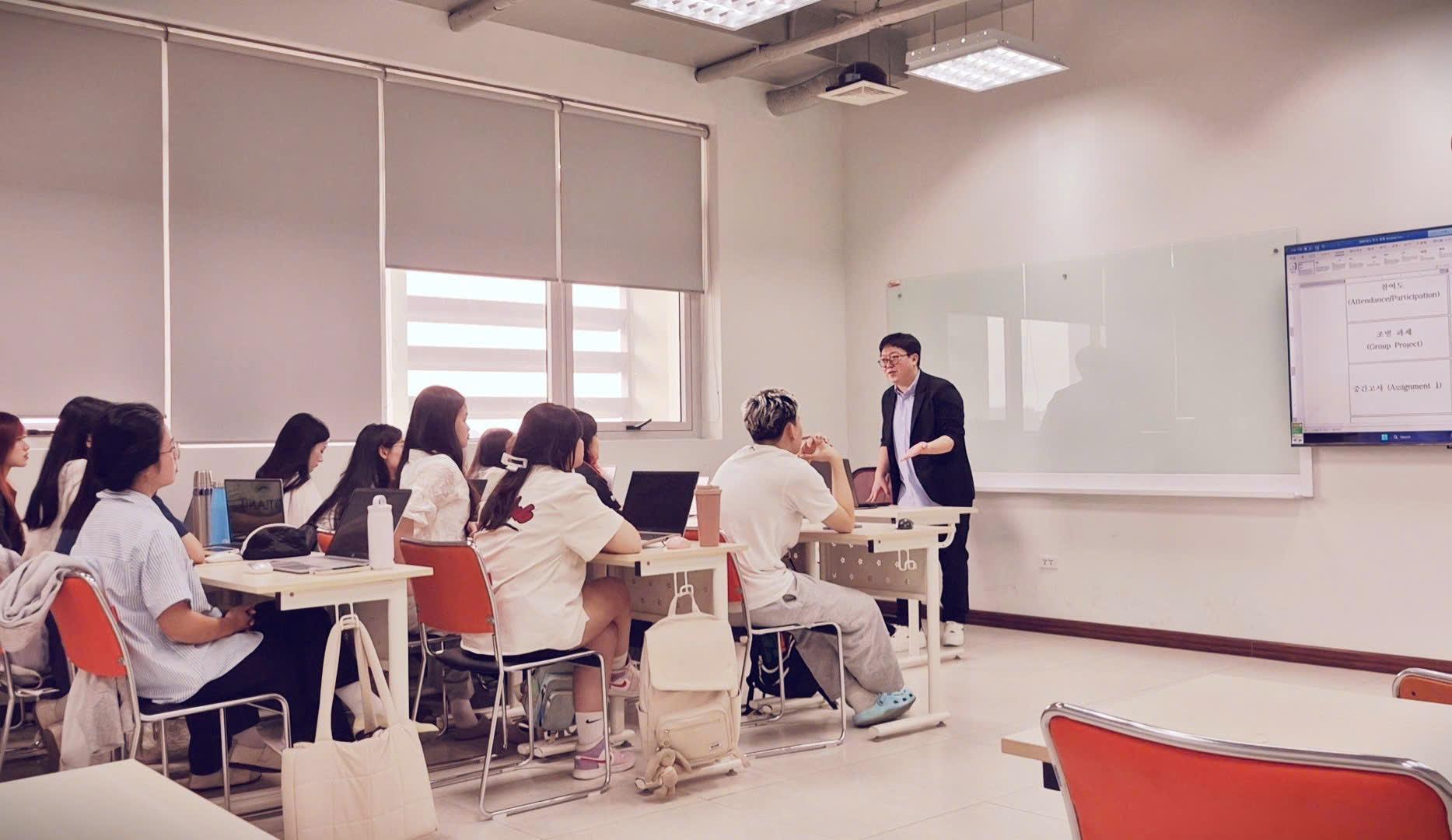 Thạc sĩ Choi Wonseok giảng dạy H&aacute;n tự v&agrave; Kinh tế H&agrave;n Quốc tại FPT University trong học kỳ mới - Ảnh 1.