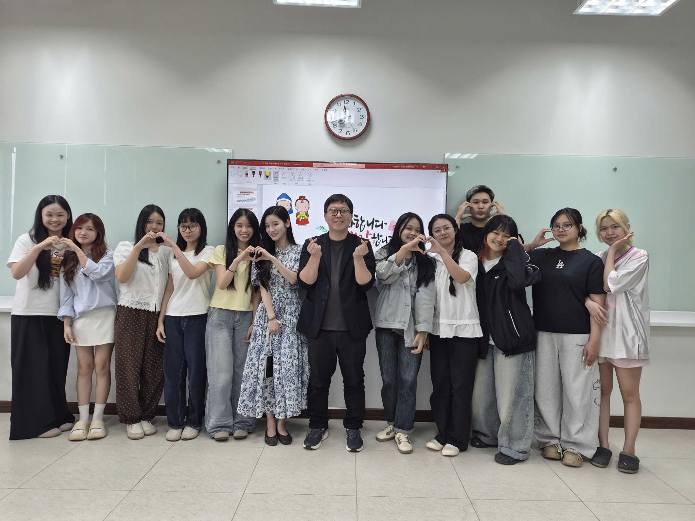 Thạc sĩ Choi Wonseok giảng dạy H&aacute;n tự v&agrave; Kinh tế H&agrave;n Quốc tại FPT University trong học kỳ mới - Ảnh 2.