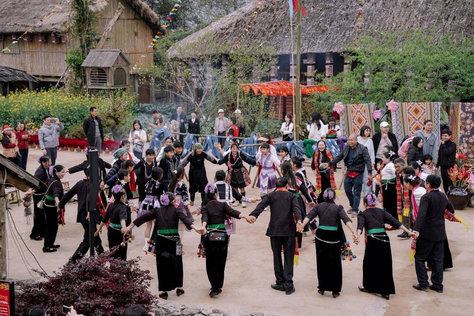 Tạm biệt nắng nóng, khám phá những trải nghiệm “không đâu có” tại “ốc đảo mát lạnh” Sa Pa - Ảnh 2. Tạm biệt nắng nóng, khám phá những trải nghiệm “không đâu có” tại “ốc đảo mát lạnh” Sa Pa - Ảnh 2.