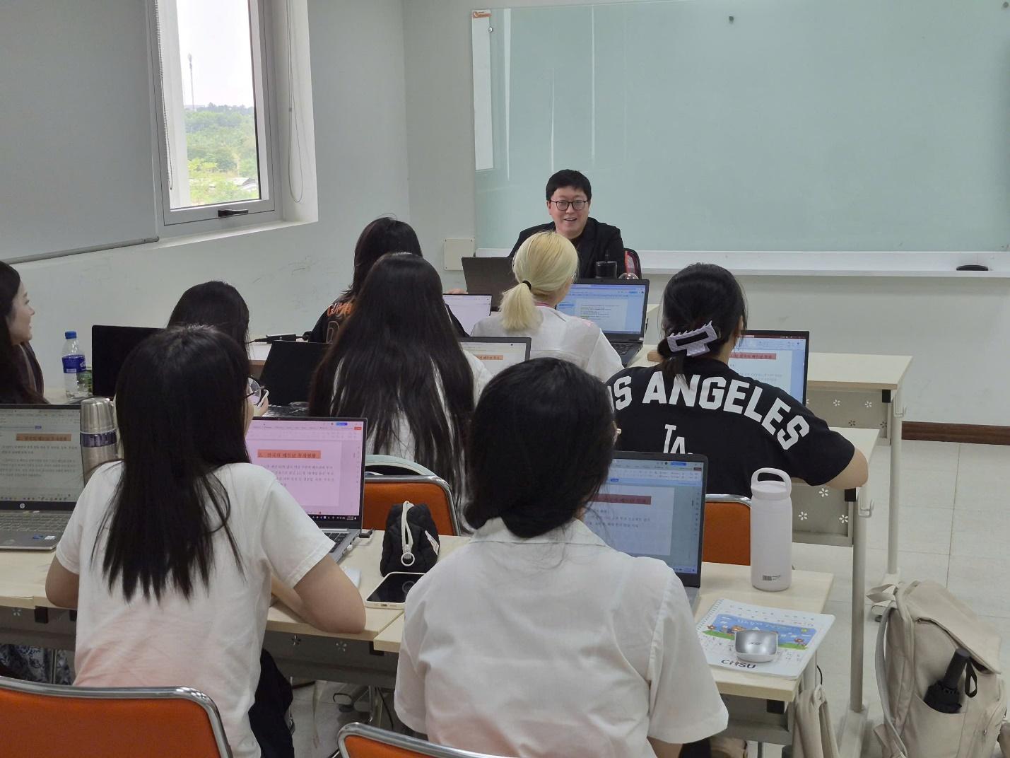 Thạc sĩ Choi Wonseok giảng dạy H&aacute;n tự v&agrave; Kinh tế H&agrave;n Quốc tại FPT University trong học kỳ mới - Ảnh 4.