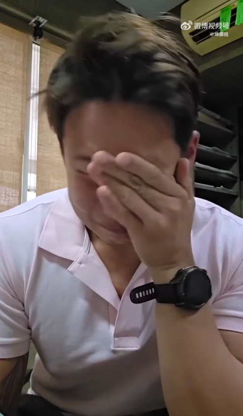 To&agrave;n cảnh vụ chồng đại gia của nữ minh tinh bị tố x&acirc;m hại em trai: V&ocirc; số "plot twist", 50 ng&ocirc;i sao bị vạ l&acirc;y- Ảnh 2.