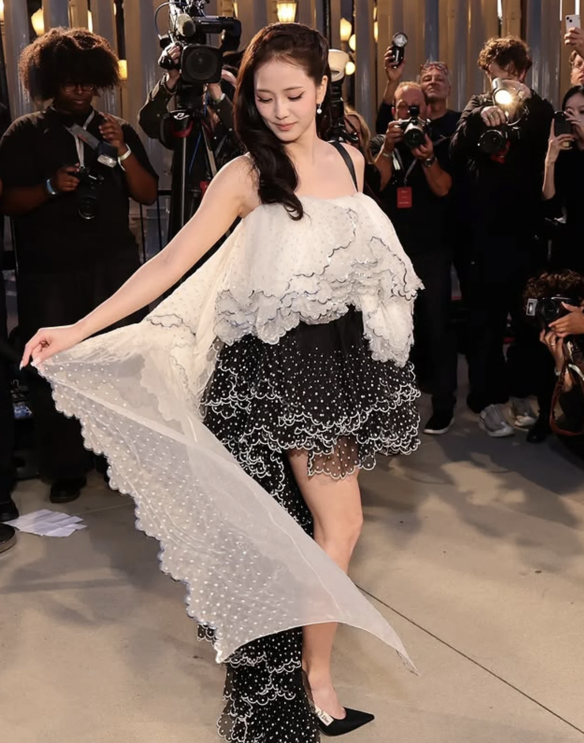 Nối tiếp cơn sốt Met Gala, Jisoo &ldquo;sến rụng tim" tới show Dior Cruise đầu ti&ecirc;n của Jonathan Anderson- Ảnh 6.