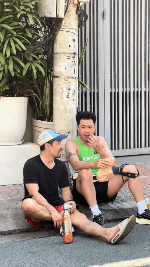 Cảnh con trai tỷ ph&uacute; Johnathan Hạnh Nguyễn ngồi bệt tr&ecirc;n vỉa h&egrave; ăn b&aacute;nh m&igrave; - Ảnh 1.