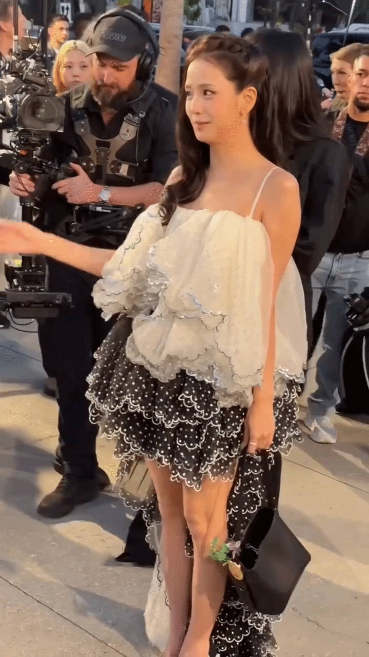 Nối tiếp cơn sốt Met Gala, Jisoo &ldquo;sến rụng tim" tới show Dior Cruise đầu ti&ecirc;n của Jonathan Anderson- Ảnh 10.
