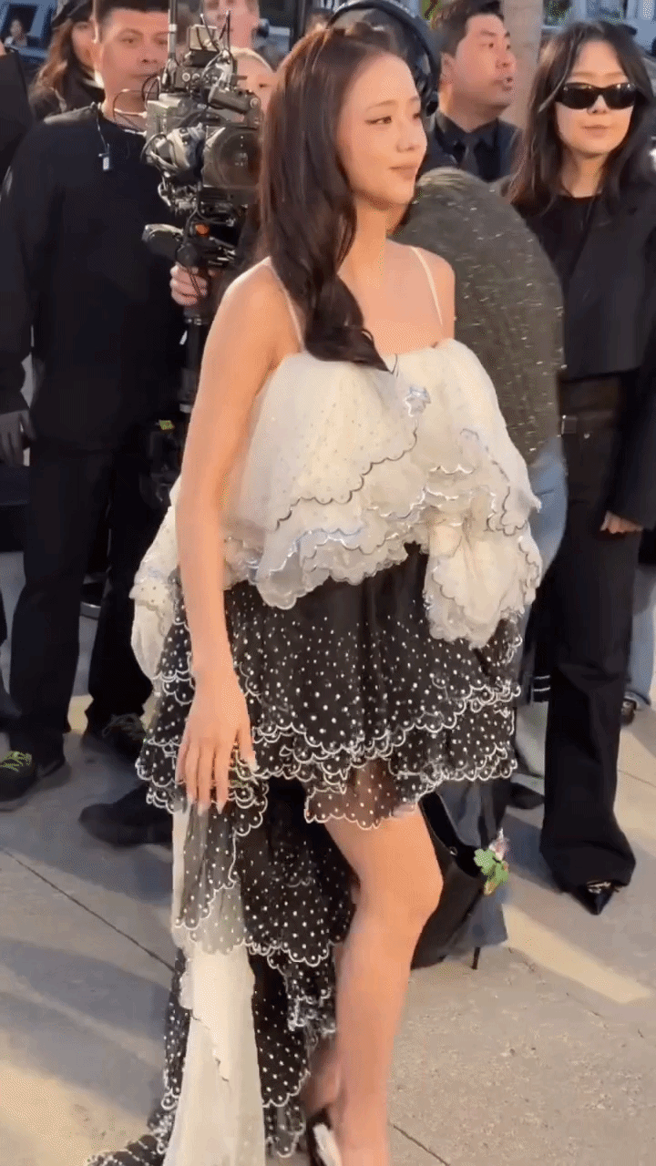 Nối tiếp cơn sốt Met Gala, Jisoo &ldquo;sến rụng tim" tới show Dior Cruise đầu ti&ecirc;n của Jonathan Anderson- Ảnh 3.