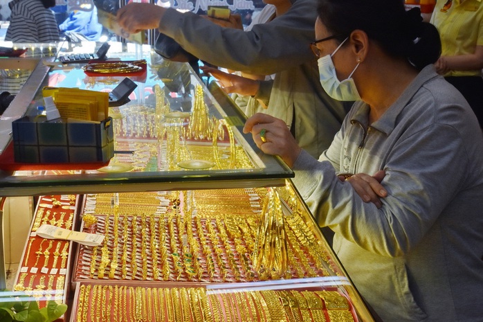 Gi&aacute; v&agrave;ng h&ocirc;m nay 15-5: Đảo chiều lao xuống - Ảnh 1.