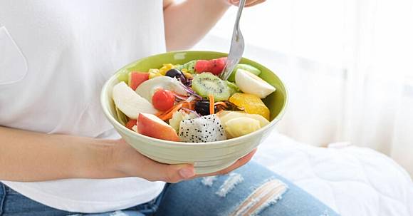 B&aacute;c sĩ nổi tiếng chia sẻ: Kh&ocirc;ng cần ăn ki&ecirc;ng vẫn giảm 10kg nhờ ăn "1 loại quả" mỗi ng&agrave;y - Ảnh 2.