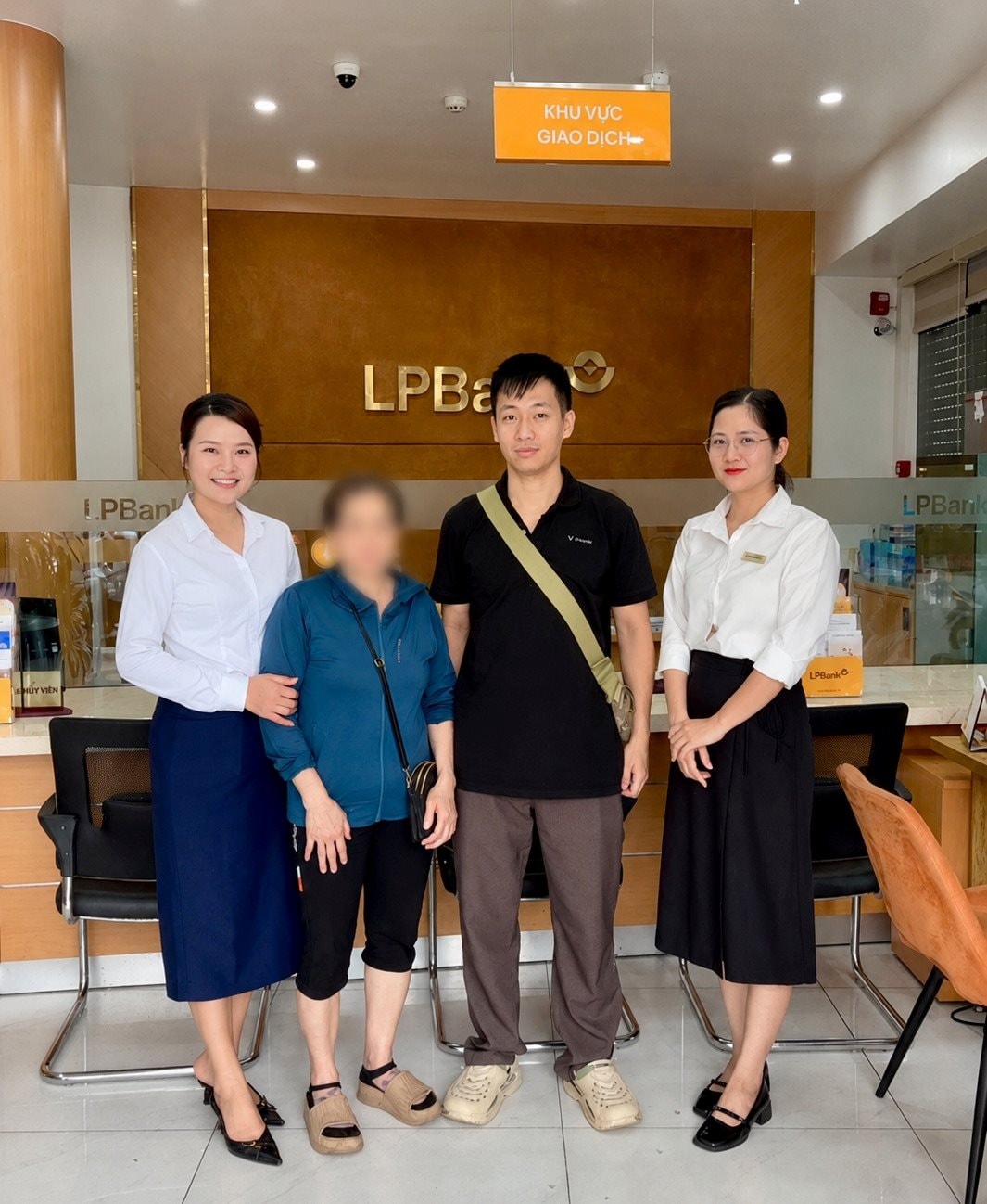 1 nữ kh&aacute;ch h&agrave;ng SN 1965 bị dừng chuyển khoản 260 triệu đồng ngay tại trụ sở của LPBank: C&ocirc;ng an khuyến c&aacute;o- Ảnh 1.