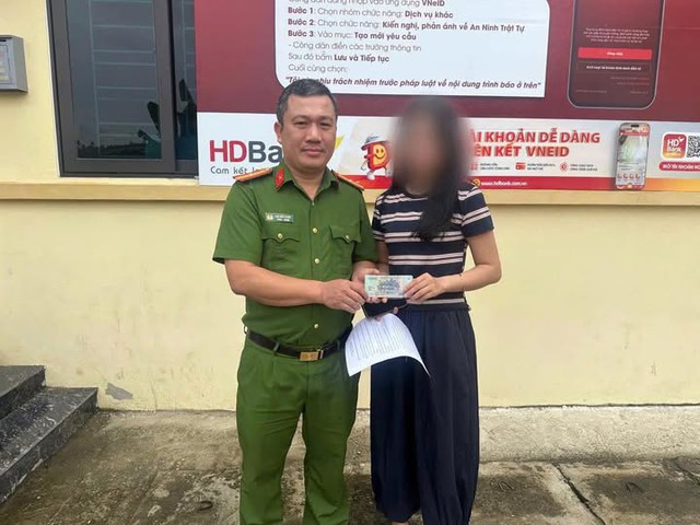 C&ocirc; g&aacute;i trẻ lập tức r&uacute;t to&agrave;n bộ số tiền được chuyển khoản, mang đến trụ sở c&ocirc;ng an- Ảnh 1.