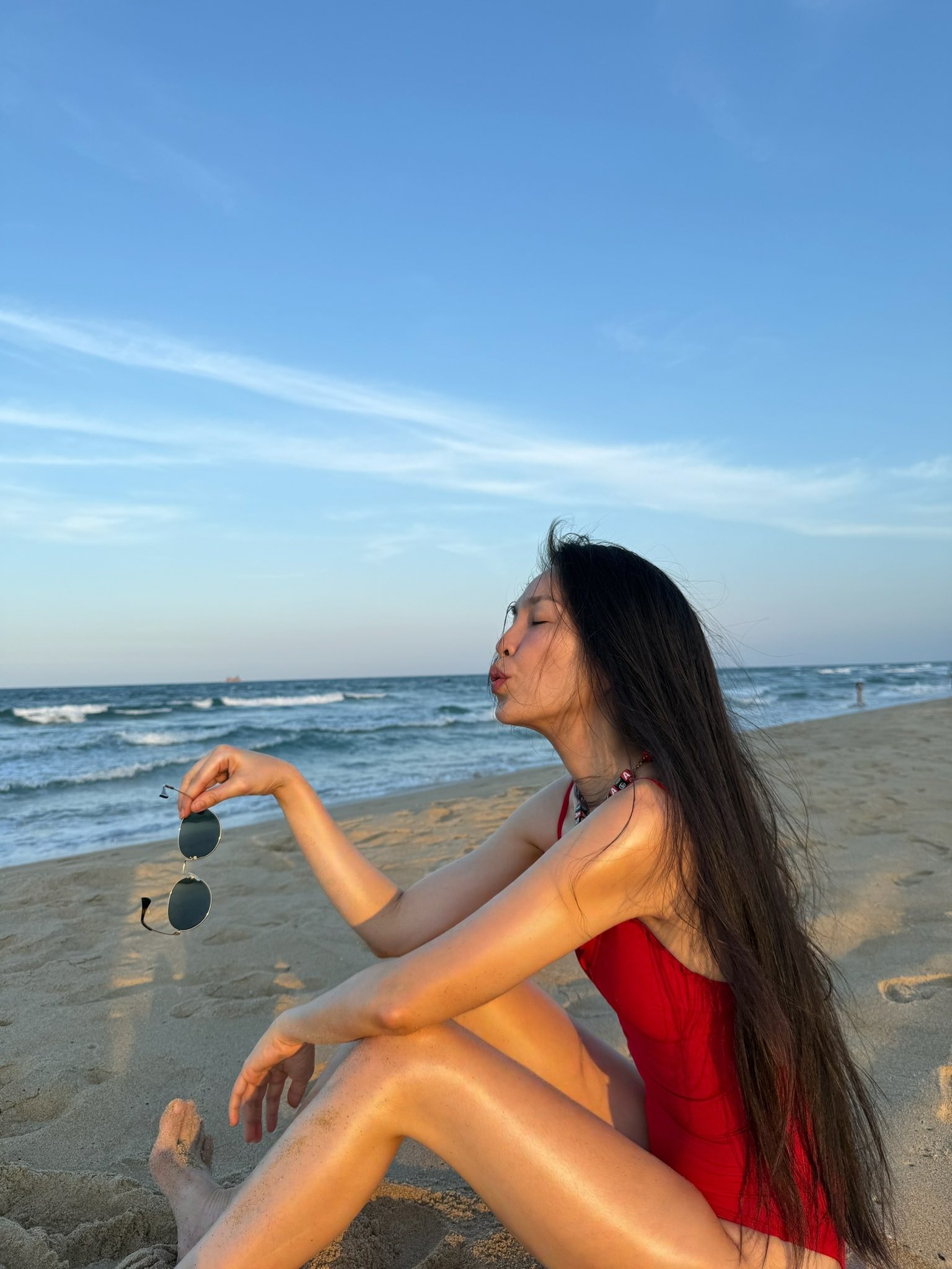 Đẳng cấp nhan sắc kh&ocirc;ng chỉnh sửa của mỹ nh&acirc;n Vbiz: 45 tuổi khoe da n&acirc;u, d&aacute;ng nuột, mặt kh&ocirc;ng thấy điểm n&agrave;o l&atilde;o ho&aacute;- Ảnh 4.