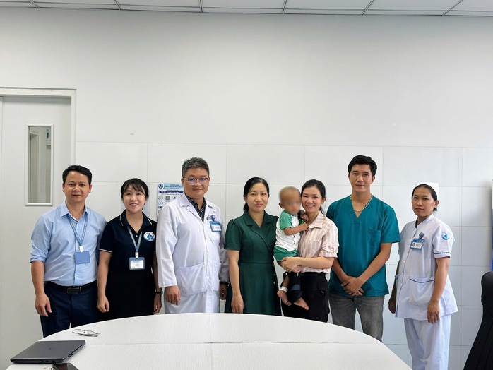B&eacute; trai 2 tuổi bị mẹ v&agrave; người t&igrave;nh bạo h&agrave;nh được xuất viện- Ảnh 1.