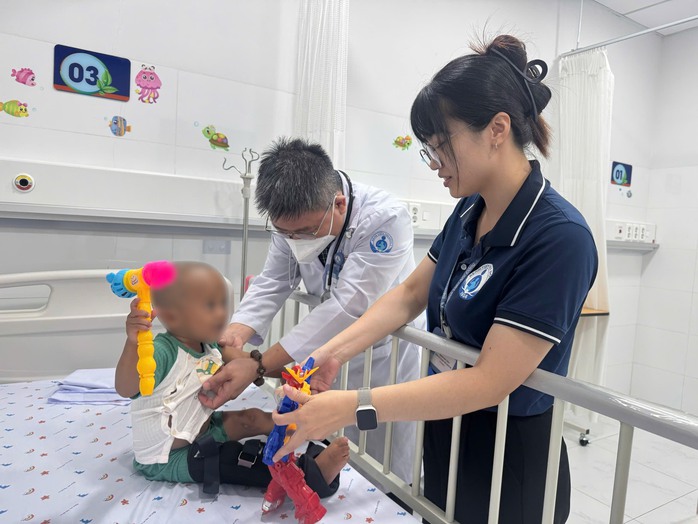 B&eacute; trai 2 tuổi bị mẹ v&agrave; người t&igrave;nh bạo h&agrave;nh được xuất viện- Ảnh 2.