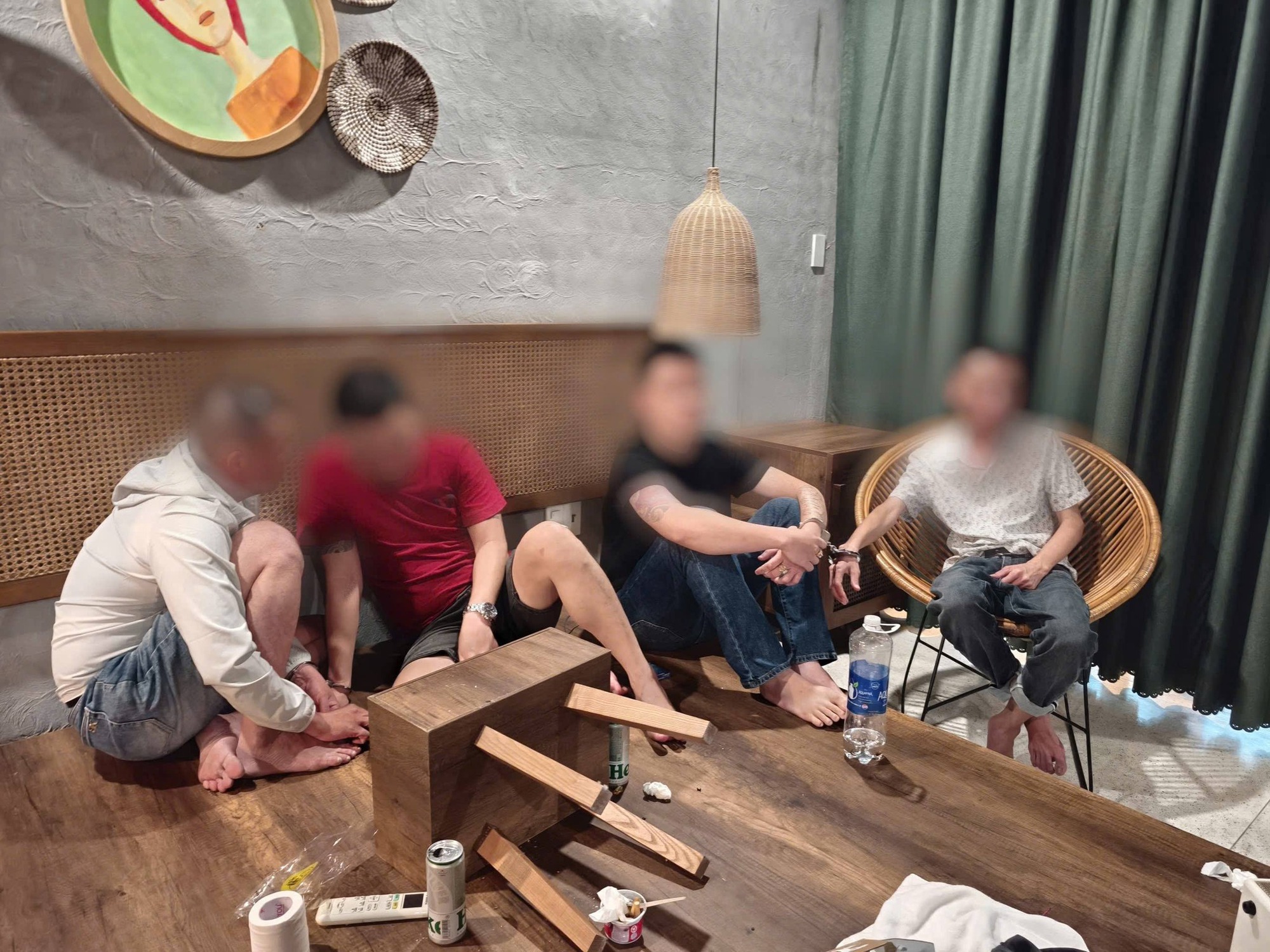 Đột k&iacute;ch biệt thự nghỉ dưỡng l&uacute;c 6h s&aacute;ng, ph&aacute;t hiện nh&oacute;m nam nữ tụ tập "bay lắc": Thu giữ nhiều loại ma t&uacute;y gồm ketamine, "thuốc lắc", "nước vui",...- Ảnh 2.