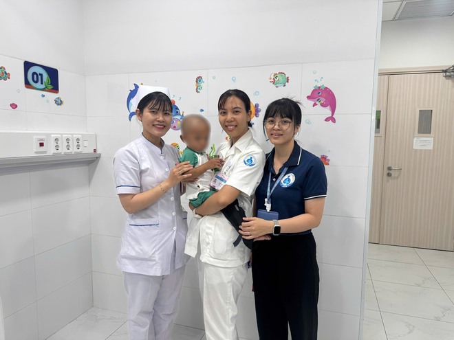 B&eacute; trai 2 tuổi bị mẹ v&agrave; người t&igrave;nh bạo h&agrave;nh được xuất viện- Ảnh 4.