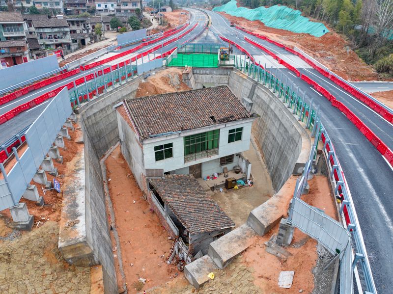 Từ chối nhận đền b&ugrave; hơn 6 tỷ đồng, để quốc lộ phải đổi hướng- Ảnh 1.
