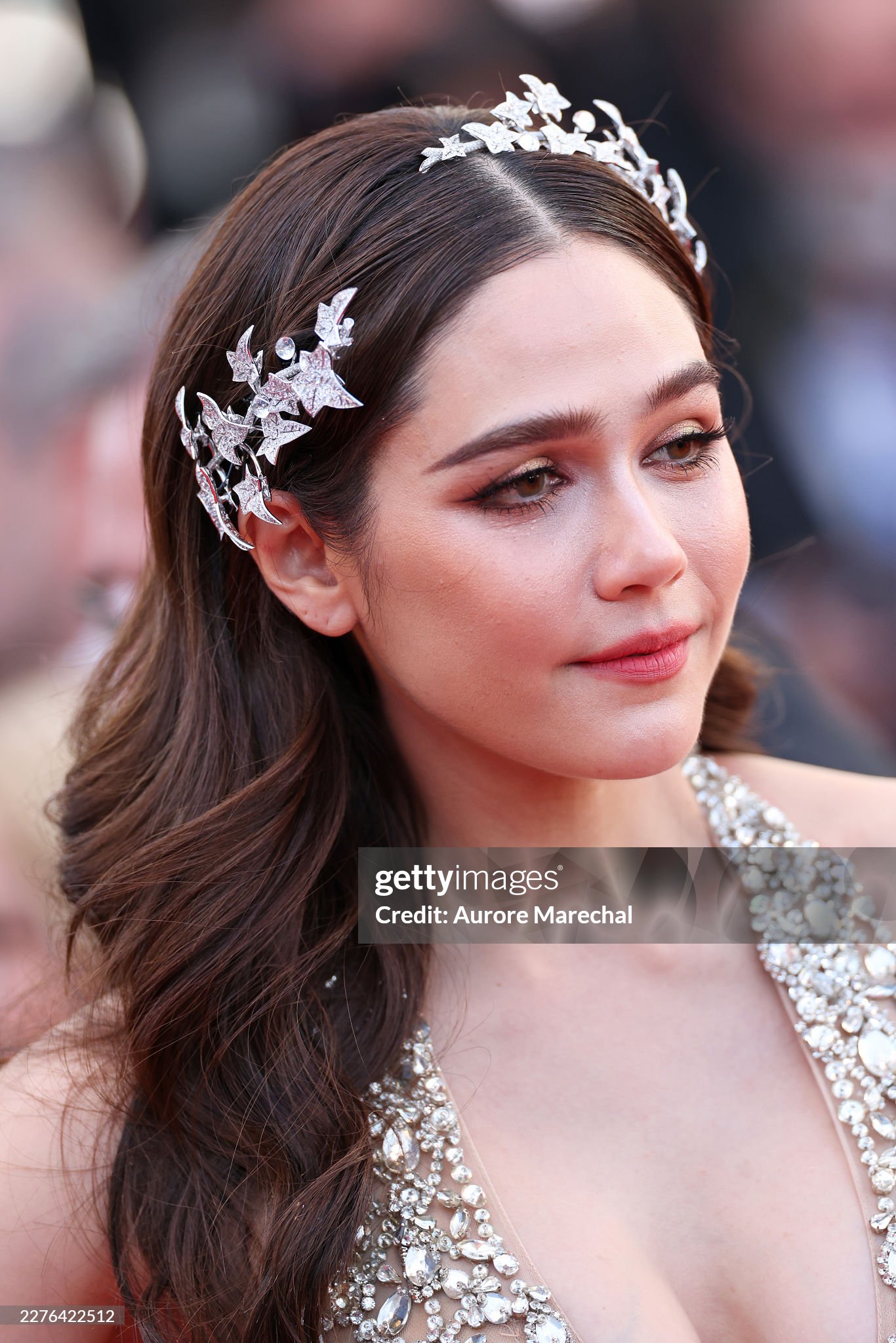 Thảm đỏ Cannes ng&agrave;y 4: "Thi&ecirc;n thần nội y" giấu bụng bầu, BamBam (GOT7) để t&oacute;c bổ luống bị d&igrave;m tơi tả- Ảnh 15.