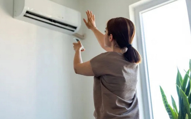 9 mẹo d&ugrave;ng quạt điện ai cũng n&ecirc;n biết để vừa m&aacute;t vừa tiết kiệm tiền điện - Ảnh 2.