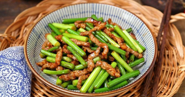 Người xưa dặn "đầu h&egrave; ăn 3 loại cỏ, cả m&ugrave;a &iacute;t gặp b&aacute;c sĩ": H&oacute;a ra l&agrave; 3 thứ rau đang đầy chợ Việt - Ảnh 1.