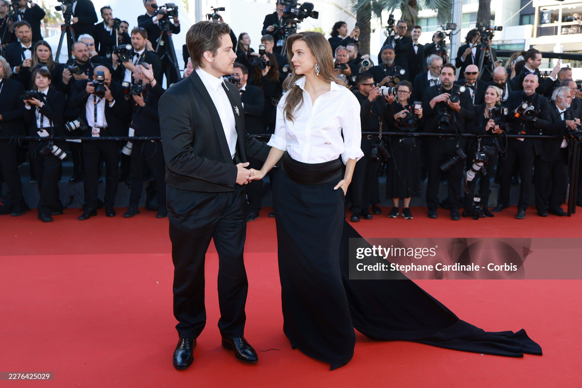 Thảm đỏ Cannes ng&agrave;y 4: "Thi&ecirc;n thần nội y" giấu bụng bầu, BamBam (GOT7) để t&oacute;c bổ luống bị d&igrave;m tơi tả- Ảnh 1.