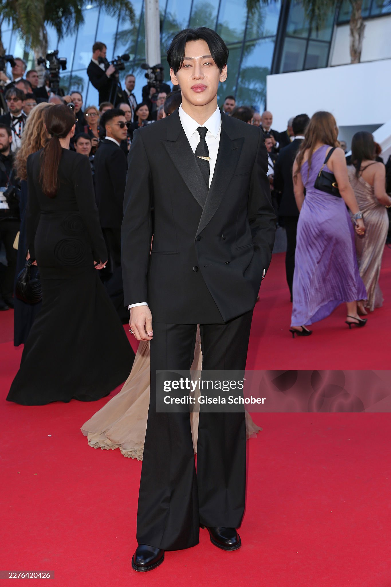 Thảm đỏ Cannes ng&agrave;y 4: "Thi&ecirc;n thần nội y" giấu bụng bầu, BamBam (GOT7) để t&oacute;c bổ luống bị d&igrave;m tơi tả- Ảnh 20.