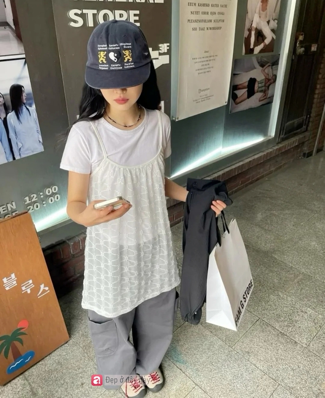 C&ocirc;ng thức phối đồ &ldquo;2 lớp&rdquo; đang khiến những chiếc &aacute;o hai d&acirc;y trở n&ecirc;n th&uacute; vị hơn hẳn- Ảnh 9.