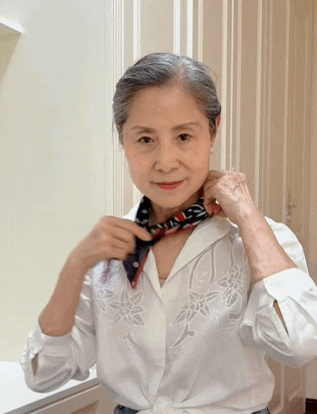Chỉ một chiếc khăn lụa, người phụ nữ 75 tuổi khiến outfit tr&ocirc;ng sang hơn hẳn- Ảnh 2.