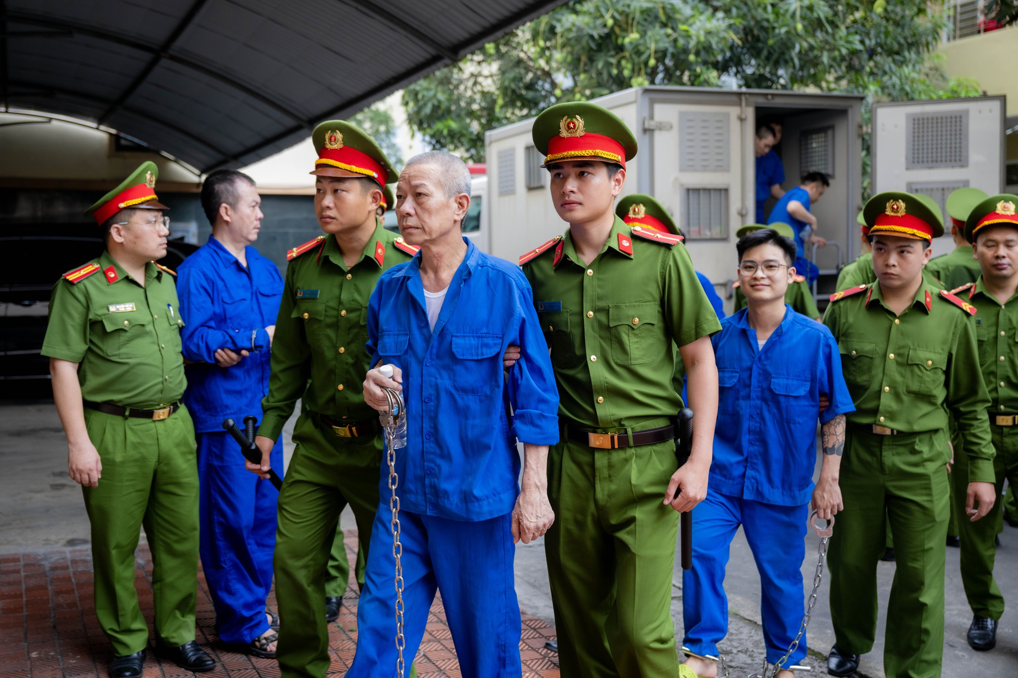 B&ugrave;i Đ&igrave;nh Kh&aacute;nh tiếp tục g&acirc;y phẫn nộ khi được &aacute;p tải tới t&ograve;a trong ng&agrave;y x&eacute;t xử cuối c&ugrave;ng- Ảnh 5.