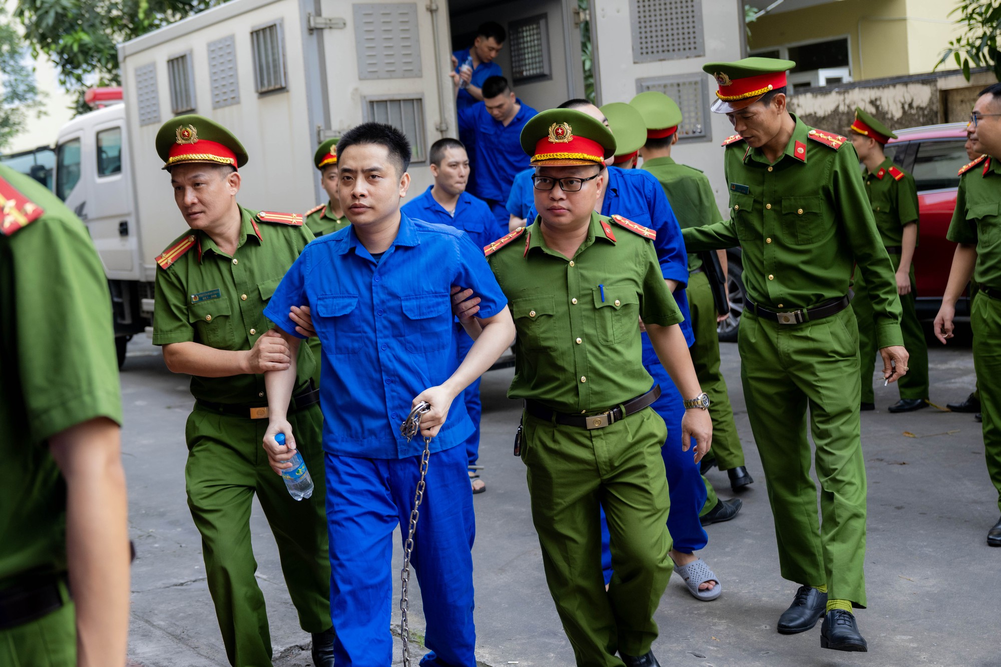 B&ugrave;i Đ&igrave;nh Kh&aacute;nh tiếp tục g&acirc;y phẫn nộ khi được &aacute;p tải tới t&ograve;a trong ng&agrave;y x&eacute;t xử cuối c&ugrave;ng- Ảnh 2.