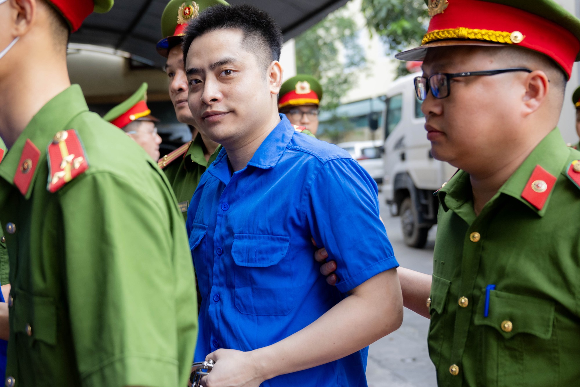 B&ugrave;i Đ&igrave;nh Kh&aacute;nh tiếp tục g&acirc;y phẫn nộ khi được &aacute;p tải tới t&ograve;a trong ng&agrave;y x&eacute;t xử cuối c&ugrave;ng- Ảnh 1.