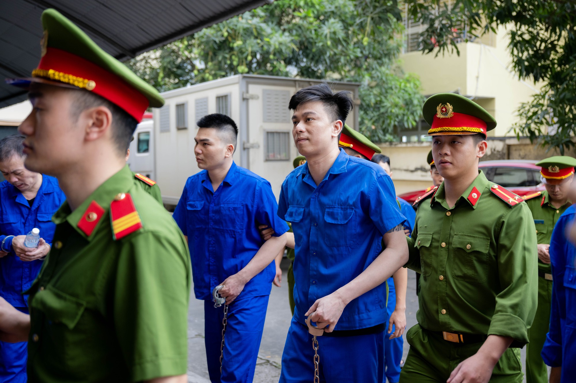 B&ugrave;i Đ&igrave;nh Kh&aacute;nh tiếp tục g&acirc;y phẫn nộ khi được &aacute;p tải tới t&ograve;a trong ng&agrave;y x&eacute;t xử cuối c&ugrave;ng- Ảnh 6.