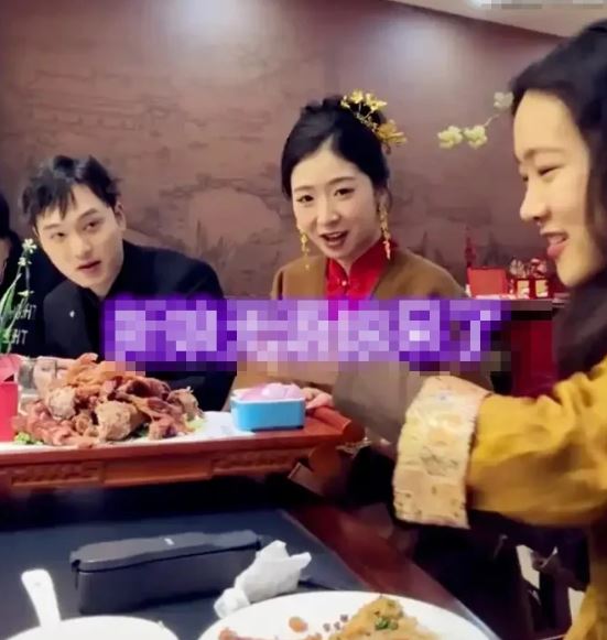 Dự đ&aacute;m cưới bạn th&acirc;n, c&ocirc; g&aacute;i c&oacute; h&agrave;nh động khiến c&ocirc; d&acirc;u "ngượng đỏ mặt" - Ảnh 1.