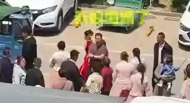 Dự đ&aacute;m cưới bạn th&acirc;n, c&ocirc; g&aacute;i c&oacute; h&agrave;nh động khiến c&ocirc; d&acirc;u "ngượng đỏ mặt" - Ảnh 3.