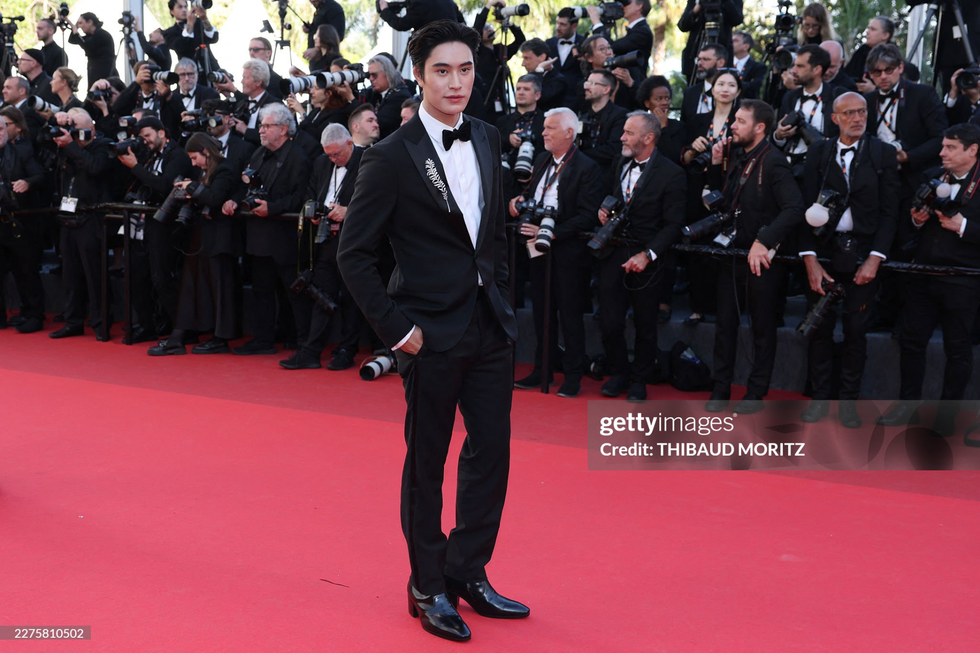 Thảm đỏ Cannes ng&agrave;y 4: "Thi&ecirc;n thần nội y" giấu bụng bầu, BamBam (GOT7) để t&oacute;c bổ luống bị d&igrave;m tơi tả- Ảnh 16.