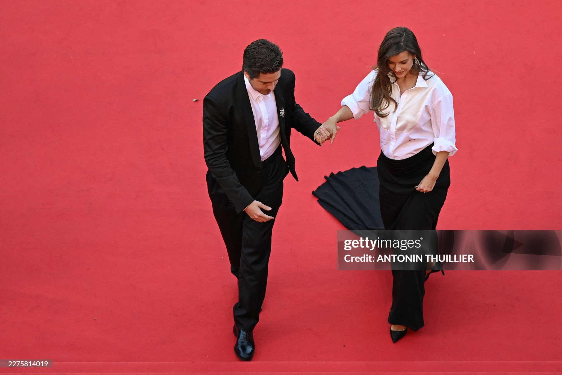 Thảm đỏ Cannes ng&agrave;y 4: "Thi&ecirc;n thần nội y" giấu bụng bầu, BamBam (GOT7) để t&oacute;c bổ luống bị d&igrave;m tơi tả- Ảnh 3.