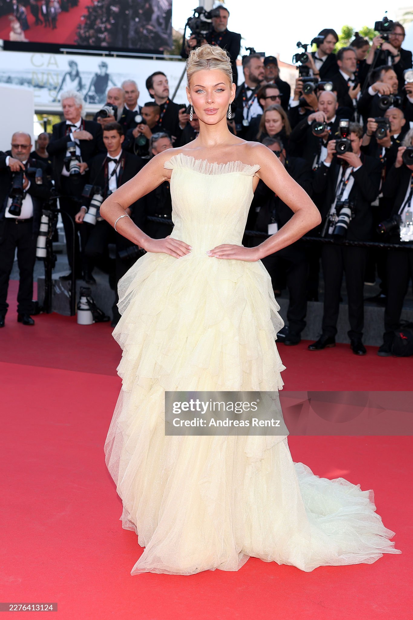 Thảm đỏ Cannes ng&agrave;y 4: "Thi&ecirc;n thần nội y" giấu bụng bầu, BamBam (GOT7) để t&oacute;c bổ luống bị d&igrave;m tơi tả- Ảnh 29.