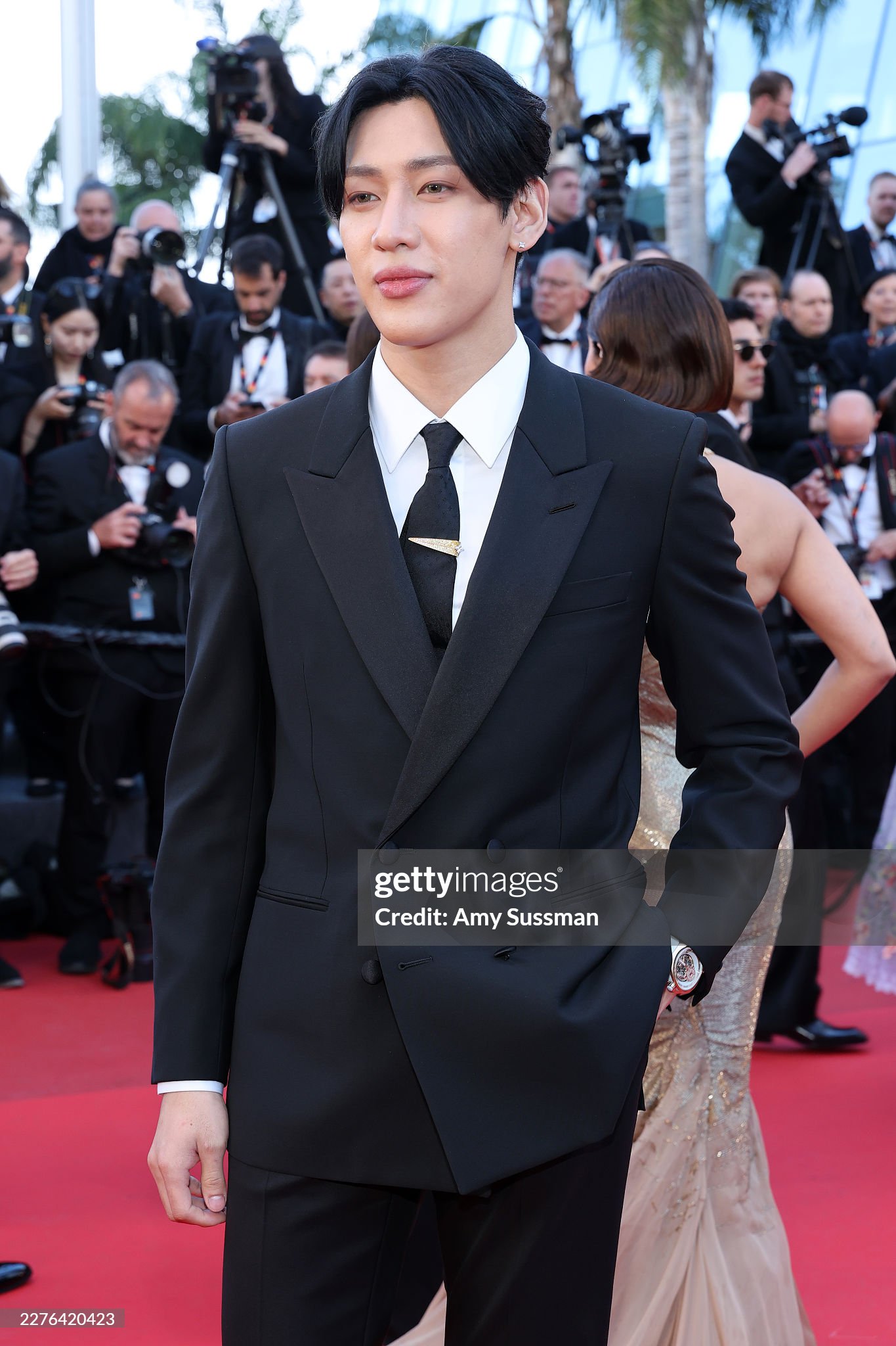 Thảm đỏ Cannes ng&agrave;y 4: "Thi&ecirc;n thần nội y" giấu bụng bầu, BamBam (GOT7) để t&oacute;c bổ luống bị d&igrave;m tơi tả- Ảnh 23.