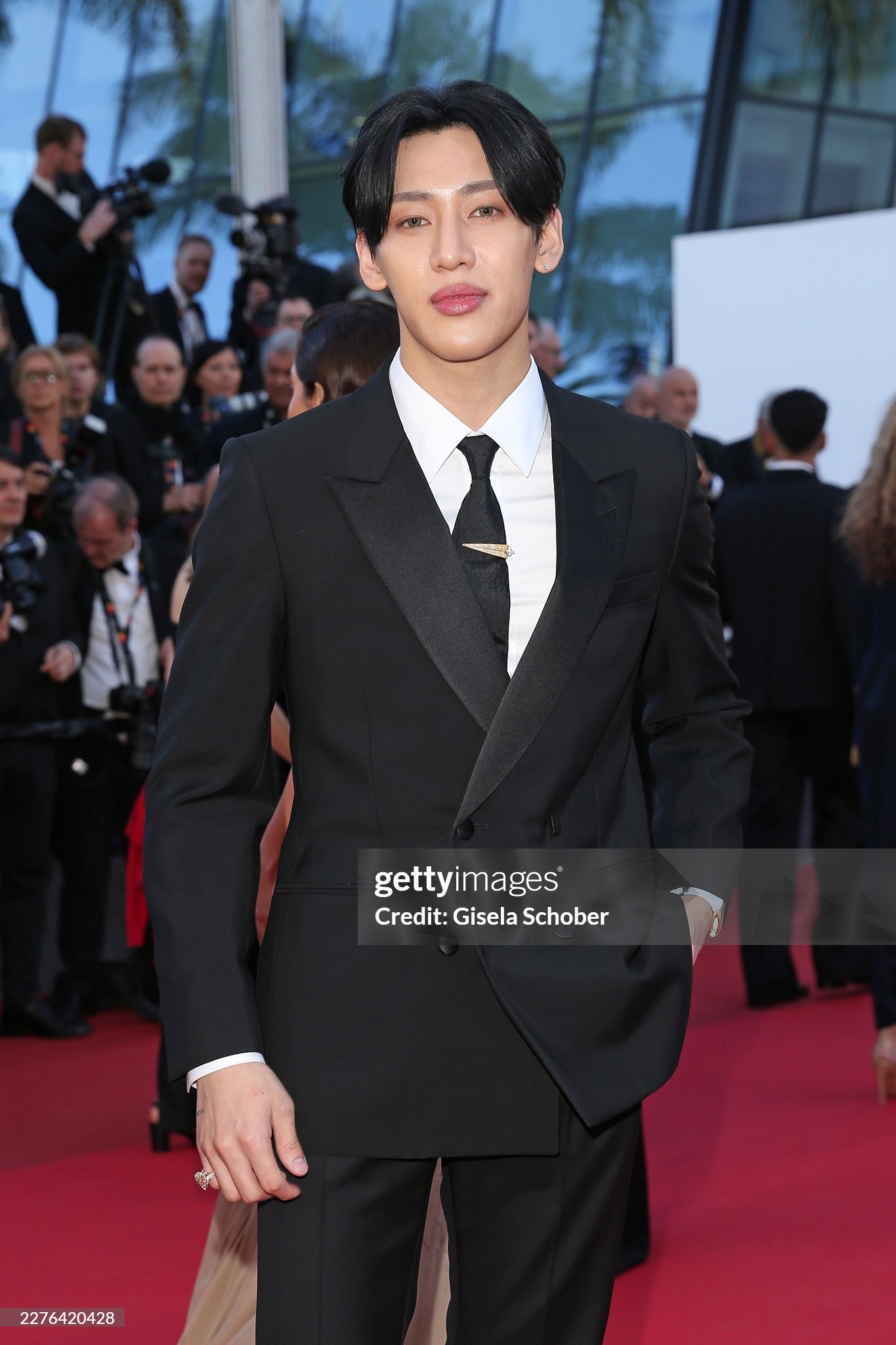 Thảm đỏ Cannes ng&agrave;y 4: "Thi&ecirc;n thần nội y" giấu bụng bầu, BamBam (GOT7) để t&oacute;c bổ luống bị d&igrave;m tơi tả- Ảnh 22.