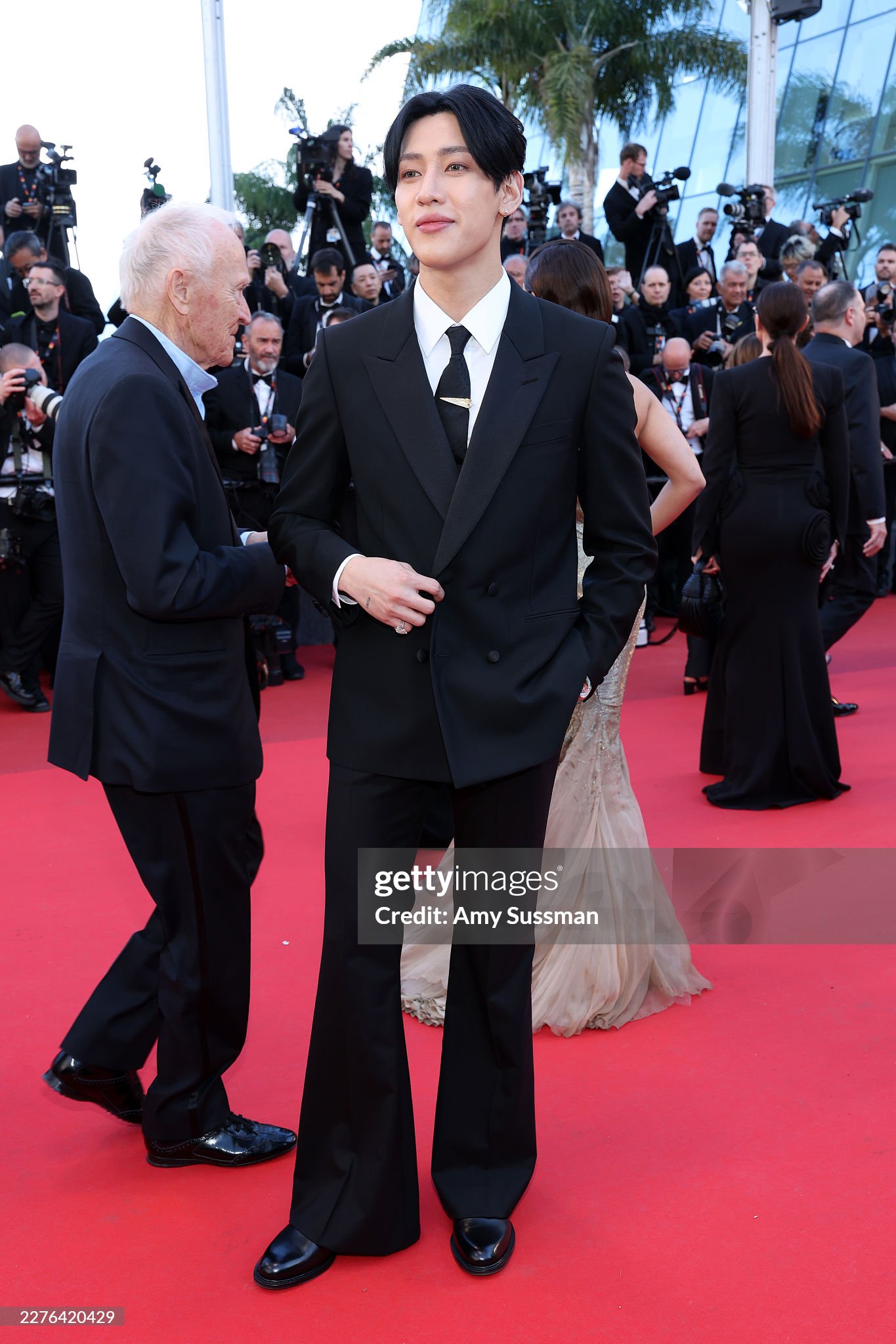 Thảm đỏ Cannes ng&agrave;y 4: "Thi&ecirc;n thần nội y" giấu bụng bầu, BamBam (GOT7) để t&oacute;c bổ luống bị d&igrave;m tơi tả- Ảnh 21.