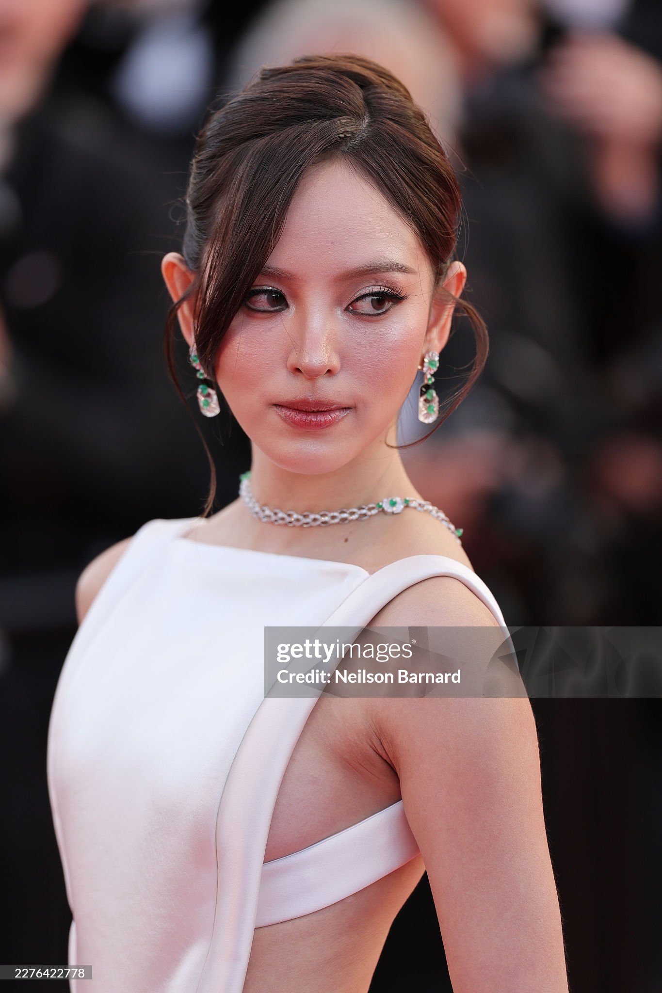 Thảm đỏ Cannes ng&agrave;y 4: "Thi&ecirc;n thần nội y" giấu bụng bầu, BamBam (GOT7) để t&oacute;c bổ luống bị d&igrave;m tơi tả- Ảnh 26.