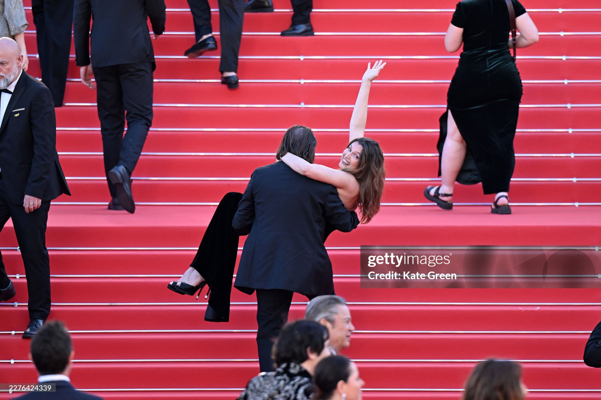 Thảm đỏ Cannes ng&agrave;y 4: "Thi&ecirc;n thần nội y" giấu bụng bầu, BamBam (GOT7) để t&oacute;c bổ luống bị d&igrave;m tơi tả- Ảnh 9.