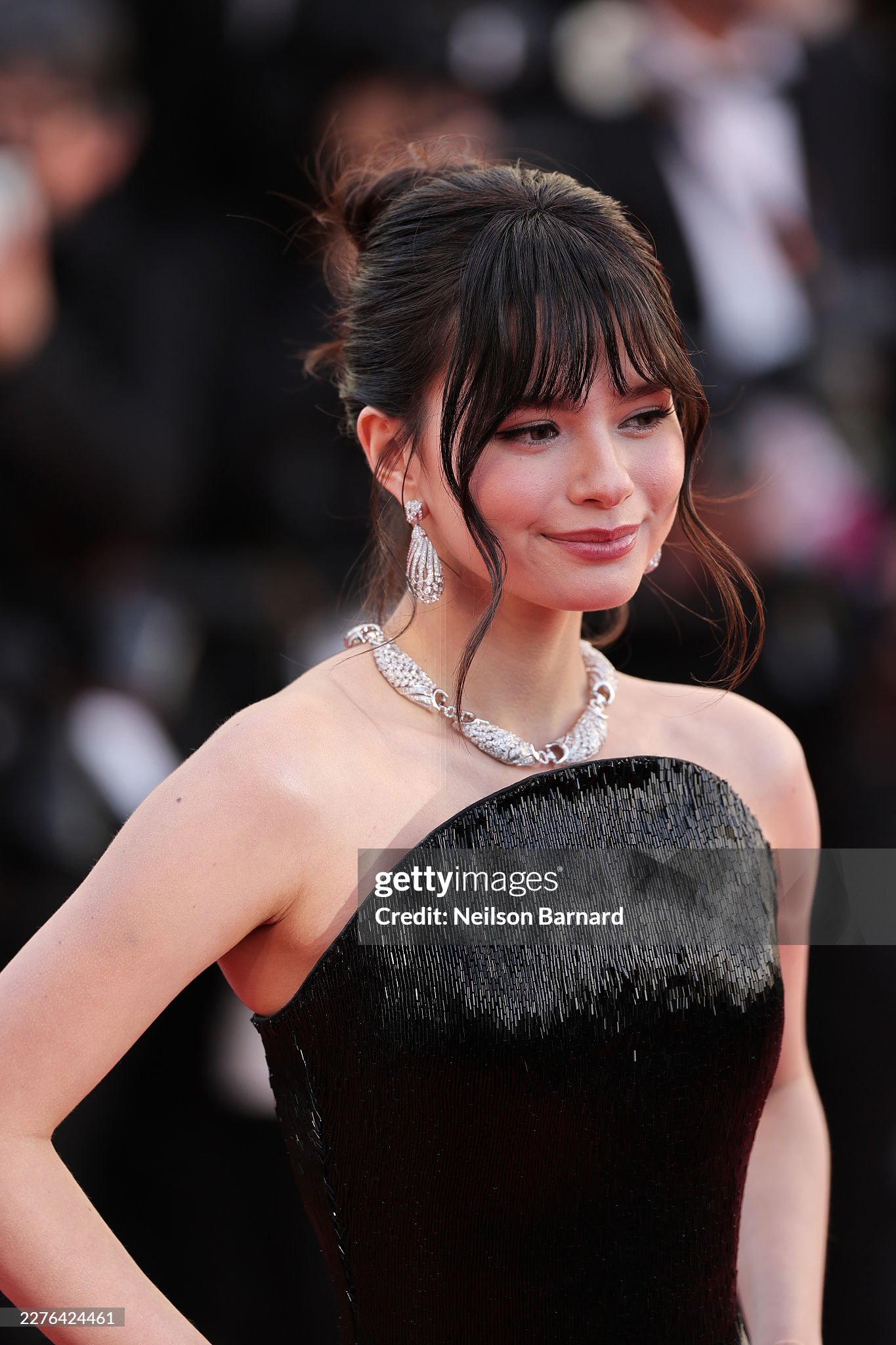 Thảm đỏ Cannes ng&agrave;y 4: "Thi&ecirc;n thần nội y" giấu bụng bầu, BamBam (GOT7) để t&oacute;c bổ luống bị d&igrave;m tơi tả- Ảnh 28.