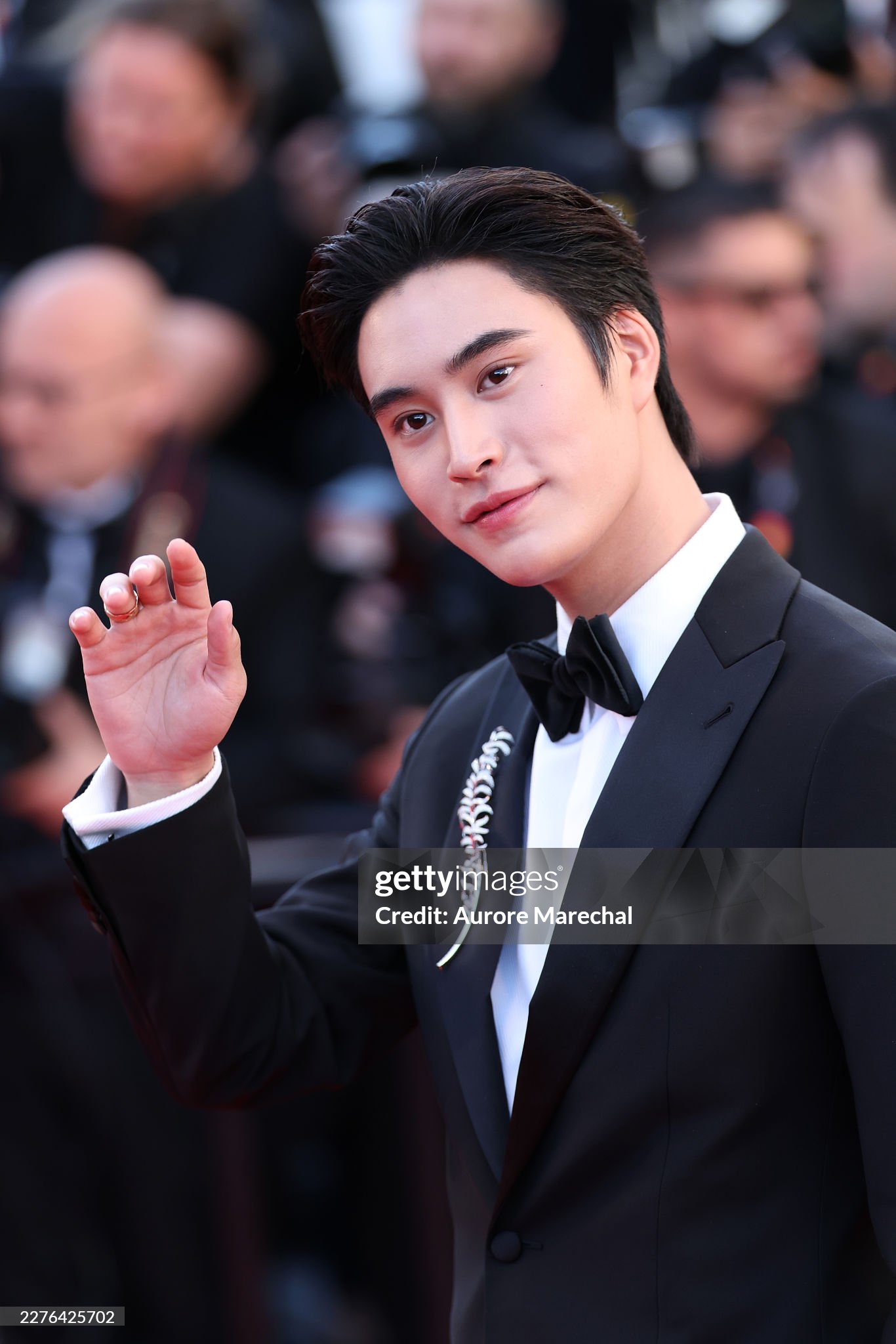 Thảm đỏ Cannes ng&agrave;y 4: "Thi&ecirc;n thần nội y" giấu bụng bầu, BamBam (GOT7) để t&oacute;c bổ luống bị d&igrave;m tơi tả- Ảnh 19.