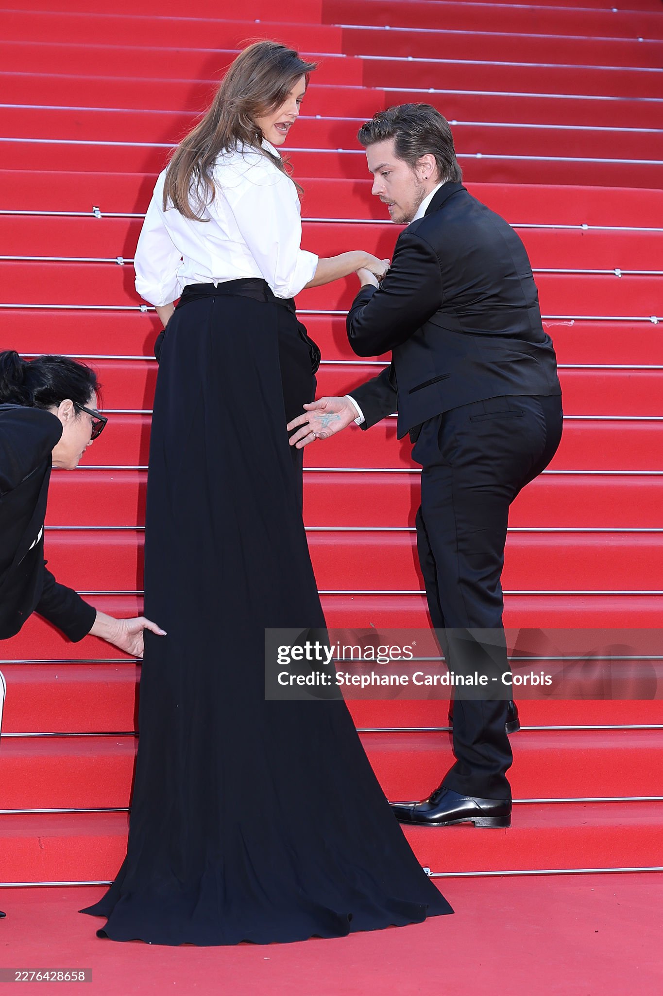 Thảm đỏ Cannes ng&agrave;y 4: "Thi&ecirc;n thần nội y" giấu bụng bầu, BamBam (GOT7) để t&oacute;c bổ luống bị d&igrave;m tơi tả- Ảnh 5.